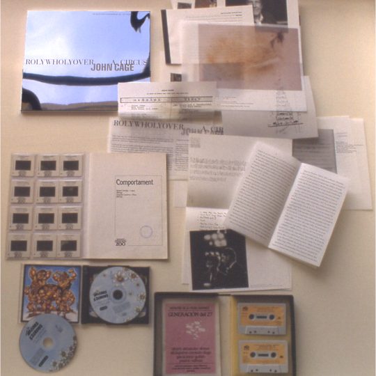 Fotografia 4. Material multimèdia. Reproducció de la caixa "Rolywholyover" de John Cage (material gràfic, textos, partitures, factures, etc.). Text + diapositives. CD + DVD. Text + cassets.