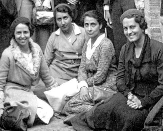 Conxita de Balanzó, la segona a la dreta, en una foto familiar. (Arxiu personal d'Enric Balanzó).