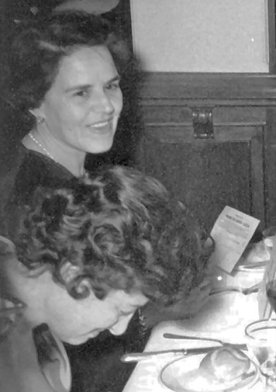 Ma. Antonieta Cot, amb Ma. Teresa Boada en primer pla, en un sopar de Santa Llúcia a inici dels anys seixanta. (Arxiu personal de Teresa Rovira).