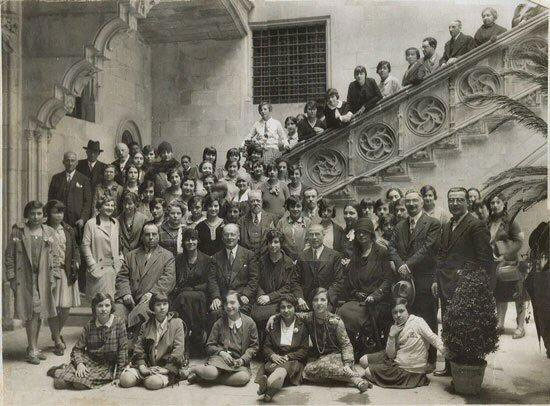 Grup d’alumnes i personal docent de l’Escuela Superior para la Mujer a l’escalinata de la Casa dels Canonges (cap al 1928)