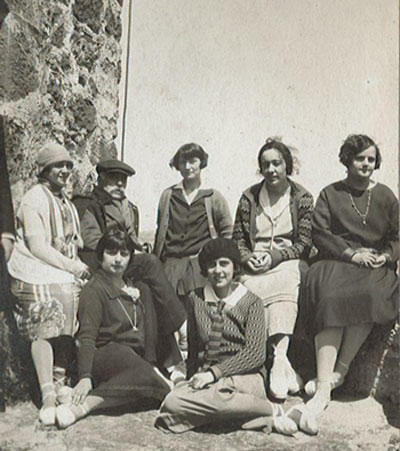 Excursió al castell d’Escornalbou. Primera fila: Dolors Biader i Joana Casals. Segona fila: Teresa Malagelada, Eduard Toda, Concepció Caterineu, Mercè Barjau i Pilar Bertran (cap al 1926).