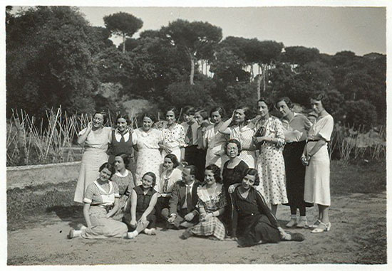 Alumnes de tercer curs amb Jordi Rubió i Balaguer. Asseguts a la primera fila, d’esquerra a dreta: Ramona Masvidal (primera), Rosa Leveroni (tercera), Jordi Rubió, Mercè Martí (sisena) i Maria Serrallach (setena). A la segona fila, d’esquerra a dreta: Antònia Parés (primera), Josefina Morató (segona), Aurora Díaz Plaja (tercera) i Maria Condeminas (desena) (1933)