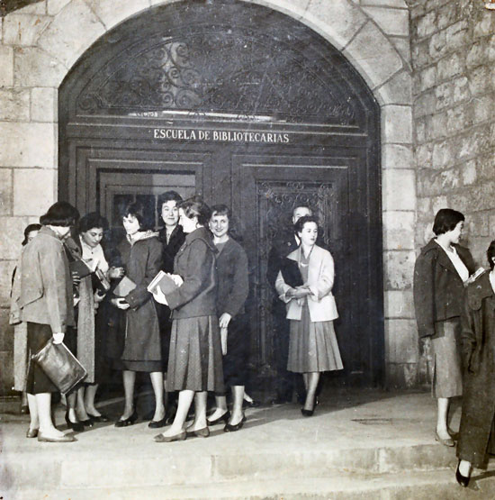 Grup d’alumnes de l’Escola a la porta del centre. D’esquerra a dreta: Maria Forn, Elisenda Sala, Enriqueta Fors, Esperança Almirall, Dolors Alegre, Anna M. Cervera, Sr. Batet, una persona sense identificar i Jovita Costa (cap al 1958 o 1959) 