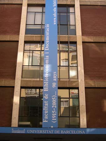 Façana de la Facultat de Biblioteconomia i Documentació (gener de 2006)