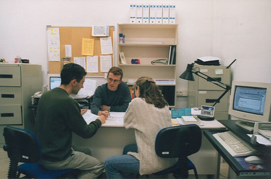El professor Andreu Sulé amb dos alumnes (desembre de 2000)
