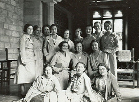 Alumnes de segon curs de l’Escola de Bibliotecàries (curs 1932–33).
