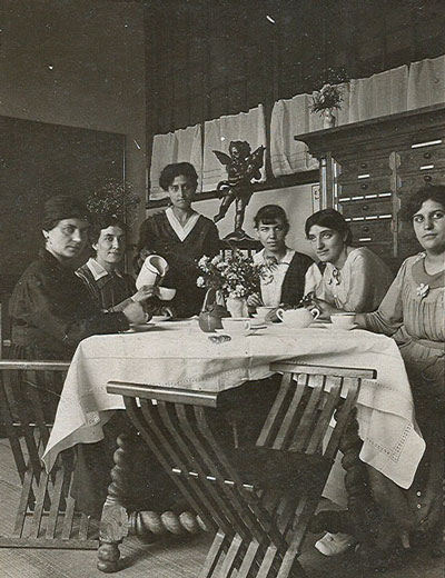 Alumnes de la primera promoció. D’esquerra a dreta: Maria Roca, Anna Ribalta, Consol Pastor, Dolors Hostalrich, Montserrat Fàbregas i Maria Rossell (1915 o 1916)