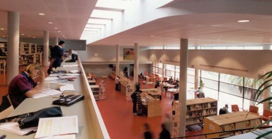 Sala de lectura de la Biblioteca Mercè Rodoreda del districte Horta-Guinardó