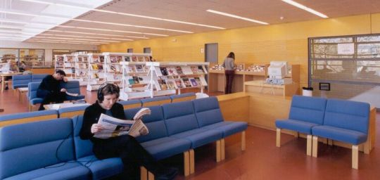 Sala de lectura de la Biblioteca Xavier Benguerel del districte Sant Martí a la Villa Olímpica