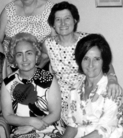Carme Rovira a l'esquerra, amb Ma. Teresa Boada i Teresa Rovira. (Arxiu personal de Teresa Rovira).