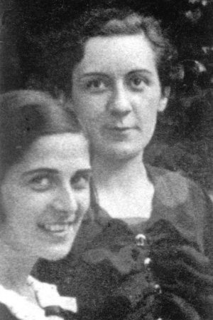 Maria Condeminas, a la dreta, amb Joana Casals. (Arxiu administratiu de la Biblioteca de Catalunya).
