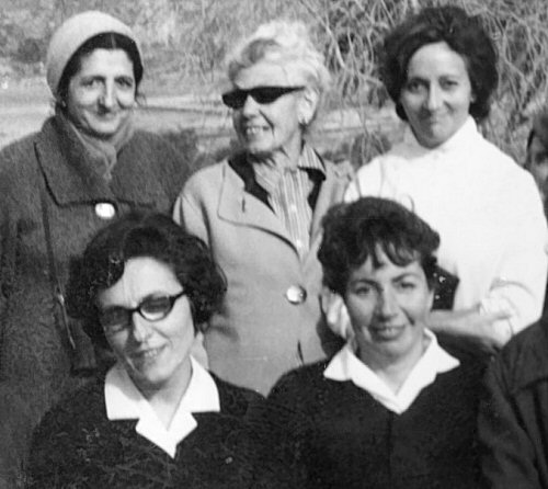 Excursió a Sant Pere de Ribes. A la segona fila: Montserrat Martí, Dolors Hostalrich i Teresa Rovira. Al davant: Montserrat Soler i Carme Ribé (1965). (Arxiu personal de Teresa Rovira).
