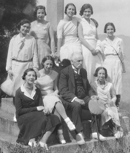 Justa Balló (la primera a l'esquerra) amb el professor Eduard Toda i altres companyes a Escornalbou (1931?). (Arxiu de la Facultat de Biblioteconomia i Documentació, Universitat de Barcelona).