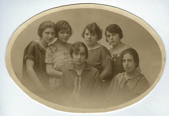 Alumnes de la promoció de 1925. D’esquerra a dreta: Maria Fontserè, Engràcia Miquel, M. Consolació Llauger, Martina Pascual, Josefina Ibars i Montserrat Cumellas (1925)