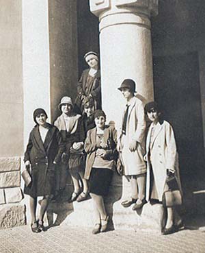 Visita a la biblioteca de Manresa. Les germanes M. Lourdes i Josepa Solà apareixen a l’esquerra de la fotografia i Joana Casals, a la dreta (1929).