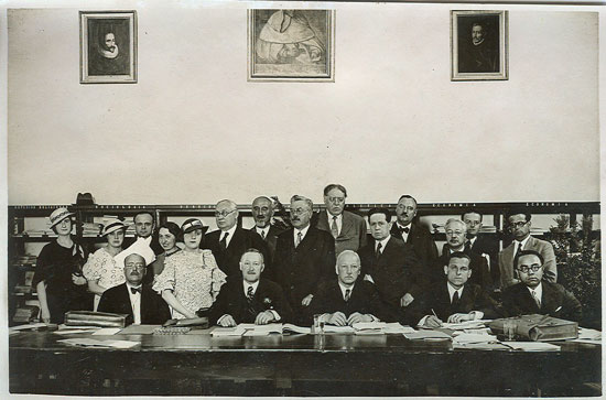 II Congrés Internacional de Biblioteques i Bibliografia (1935). Jordi Rubió és el segon, dret, des de la dreta