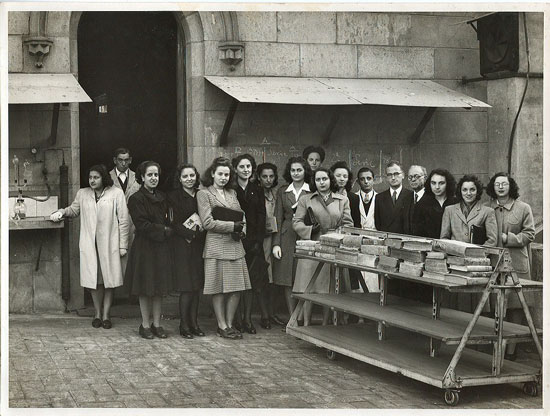 Visita de les alumnes de tercer curs de l’Escuela de Bibliotecarias a la Biblioteca de la Universitat de Barcelona  (1945)