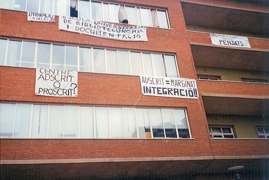 Façana de l’Escola al pavelló Cambó, al recinte de la Maternitat, amb les reclamacions de l’alumnat sobre la integració del centre a la Universitat de Barcelona (juny de 1995).