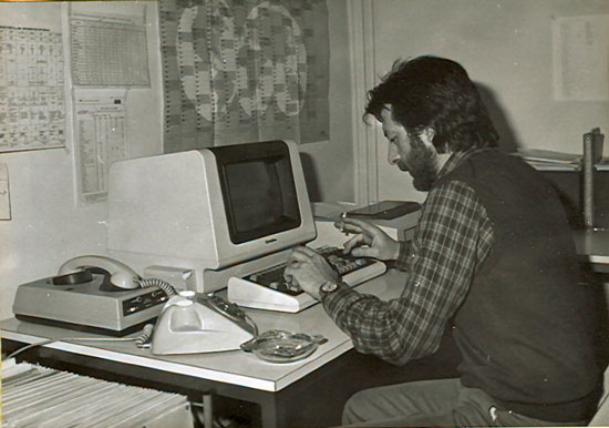Dionís Orrit, alumne de l’Escola, amb el primer equipament informàtic del centre (un terminal i un mòdem). Era el curs 1983-1984 i s’havia instal·lat el curs anterior