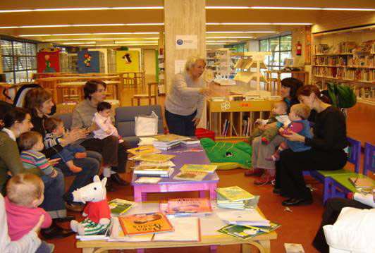 Imatge 3. Activitat "Club de lectura per a pares novells" de les biblioteques  de Barcelona