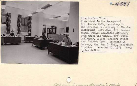 Lou Malkin. Carnegie Library. Director's Office, 17 de desembre de 1973. Del catàleg de fotografies de la Pittsburgh Photographic Library. (Reproduït amb permís.) Carnegie Library of Pittsburgh. Tots els drets reservats. Estan prohibits la reproducció o l'ús no autoritzats
