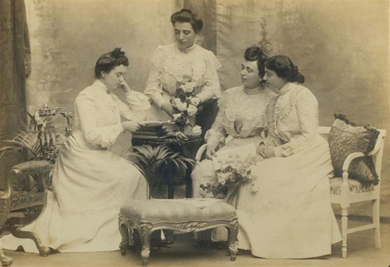 Quatre germanes igualadines: Maria, Mariana, Rosalina i, a la dreta, Concepció Solà Ferrer, que era bibliotecària