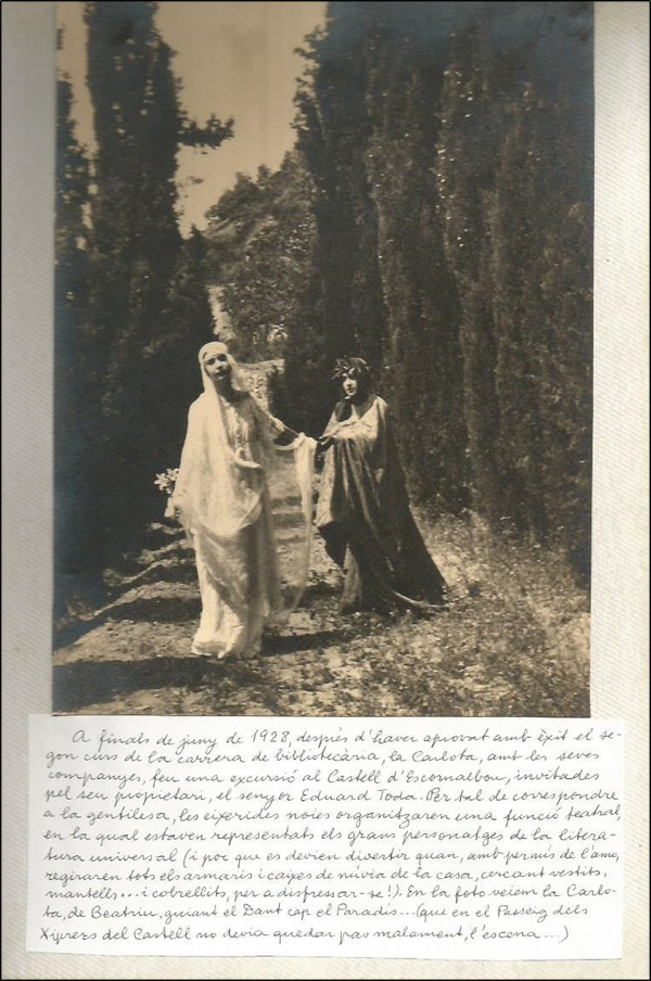 Figura 10. Carlota Pomés i una altra alumna representen Beatriu i el Dant, en els jardins del castell, com a mostra de gratitud a Eduard Toda (1928, Fons personal Carlota Pomés, AFBD)