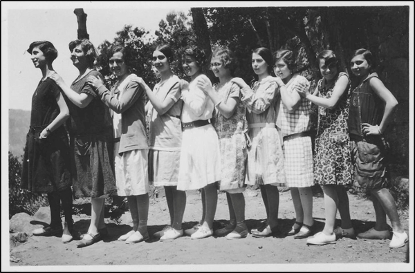 Figura 12. Excursió de les alumnes al castell d'Escornalbou el 1928. D'esquerra a dreta: una noia no identificada, Pilar Álvarez (?), una noia no identificada, Carlota Pomés, una noia no identificada, M. dels Àngels Royo, Maria Mariné, Teresa Sanjoan, M. Lluïsa Rafart i Paquita Lerin (1928, AFBD)