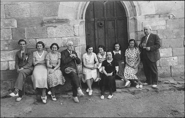 Figura 15. Excursió de les alumnes al castell d'Escornalbou el 1932. D'esquerra a dreta: el nét de Toda, Eduard Toda Oliva; Josefina Sampere; una noia no identificada; Eduard Toda; Carme Matas (?); Lluïsa Ganzenmüller; Rosa M. Tresserra (?); dues noies no identificades, i Joaquim Guitert (1932, AFBD)