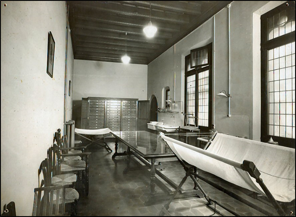Figura 17. Laboratorio de restauración en los locales de la escuela en la Casa dels Canonges (1932? AFBD)