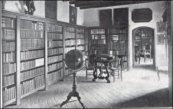 Figura 2. Una de les sales de la biblioteca d'Escornalbou (Butlletí de la Biblioteca de Catalunya, vol. 6, 1920–1922)