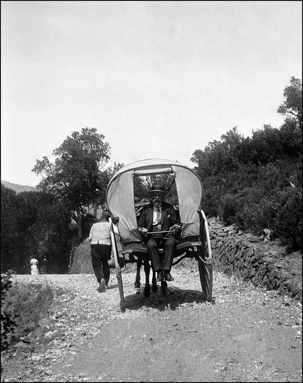 Figura 6. Toda en la "la tartaneta de montanya en la qual caben 4 personas grossas o 6 primas" de camino al castillo (1931, Fondo Joana Casals, AFBD)