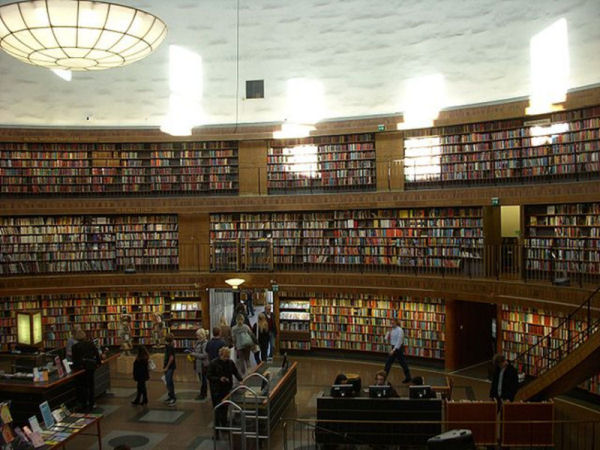  Interior de la rotonda de la Biblioteca Pública d'Estocolm. Autor: Holger Ellgaard. Font: Wikipedia