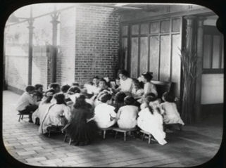 Figura 2. Hamilton Fish, children gathered around librarian, roof story hour (s.d) Font: The New York Public Library Digital Collections.
