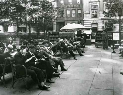 Figura 3. New York Public Library open-air reading room in Bryant Park . Fuente: The New York Public Library Digital Collections