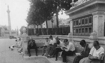 Figura 9. Banco biblioteca del passeig de San Juan (1930). Foto: Gabriel Casas. Fuente: Archivo Gabriel Casas. Archivo Nacional de Cataluña. ANC1-5-N-4085