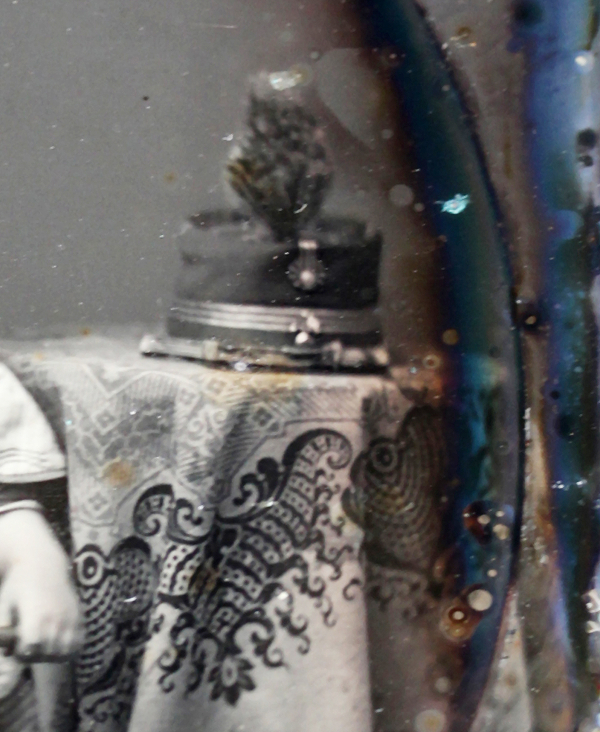 Figuras 14 y 15. Mathew Brady. Retrato de Guillermo de Osma. Detalles del tambor, mesa y gorro militar (inv. 329). Instituto de Valencia de Don Juan