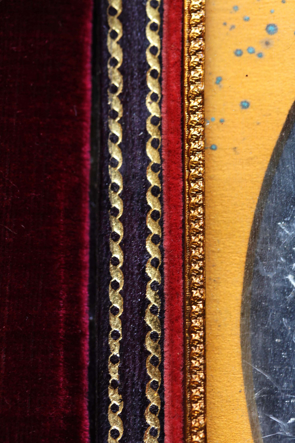 Figuras 7 y 8. Detalles de los broches y de las cenefas de la decoración interior de los daguerrotipos (inv. 326). Instituto de Valencia de Don Juan