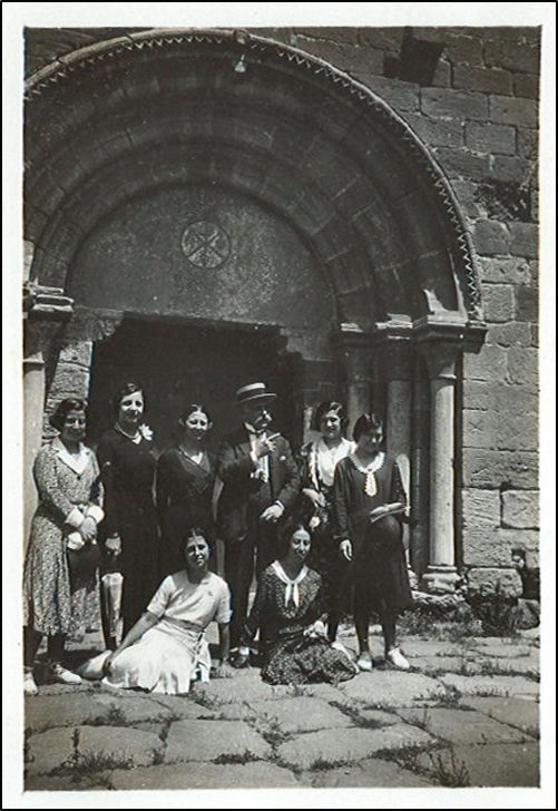 Figura 13. Excursió de les alumnes al castell d'Escornalbou el 1931. Assegudes: Montserrat Ribalta i Enriqueta Casas. A la segona fila: Conxa Guarro, M. Dolors Carré, Isabel Iglesias, Eduard Toda, Anna Maria Gay i Justa Balló (1931, fons Joana Casals, AFBD)