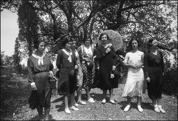 Figura 14. Excursió de les alumnes al castell d'Escornalbou el 1931. D'esquerra a dreta: Enriqueta Casas, Justa Balló, Conxa Guarro, Anna Maria Gay, M. Dolors Carré, Montserrat Ribalta i Isabel Iglesias (1931,  fons Joana Casals, AFBD)