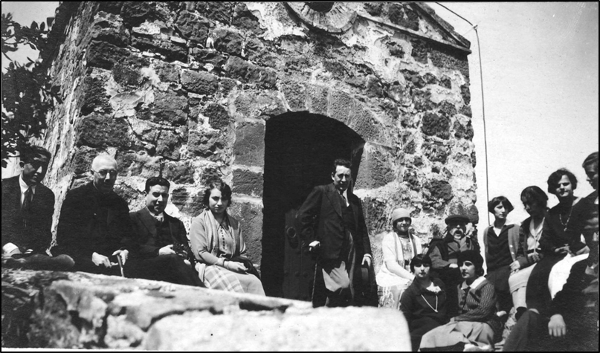 Figura 8. Excursió de les alumnes al castell d'Escornalbou el 1926. D'esquerra a dreta: Cosme Oliva, mossèn Jaume Barrera, una persona no identificada, Maria Coromines, una persona no identificada, Teresa Malagelada, Eduard Toda, Concepció Catarineu, Mercè Barjau i Pilar Bertran. Assegudes a la primera fila: Dolors Biader i Joana Casals (1926, AFBD)