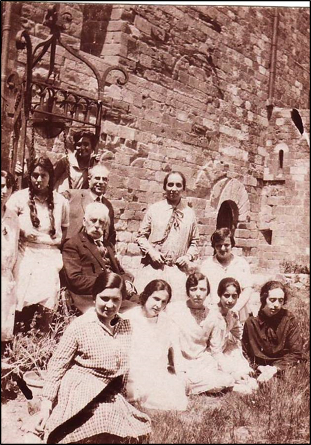 Figura 9. Excursió de les alumnes al castell d'Escornalbou el 1927. Assegut al centre de la fotografia, Eduard Toda; al seu darrere, Júlia Martinà, una noia no identificada, el professor Manuel Ramos, la professora auxiliar i després bibliotecària de l'Escola Consol Pastor, i Pilar Bertran. A la primera fila, una noia no identificada, Isabel Martinà, una noia no identificada, Joana Casals i Mercè Barjau (1927, AFBD)