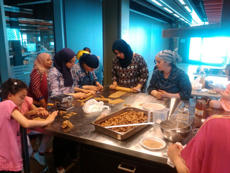 Figure 12. Family cooking workshop "Casal dels Infants". Prepararing dishes for the gastronomic gathering "Sabors del Món" (3 June 2016). Photo: Casal dels Infants de Santa Coloma