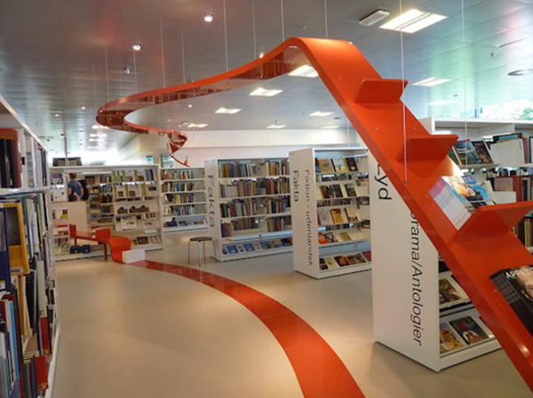 Figura 11. Biblioteca de Hjørring, Dinamarca (Autor: Jenniferjoan. Llicència CC BY 2.0)