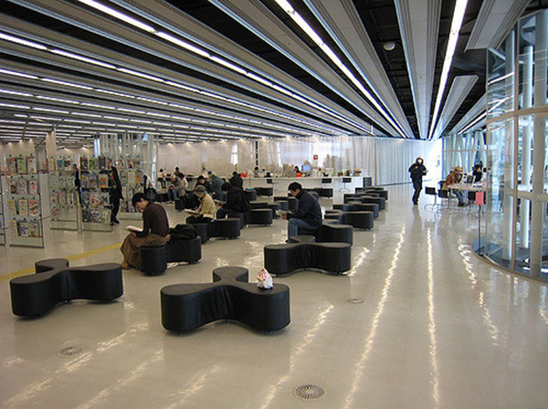 Figura 4. Mediateca de Sendai. Espais d'usuaris (Autor: Yusunkwon. Llicència: CC BY 2.0)