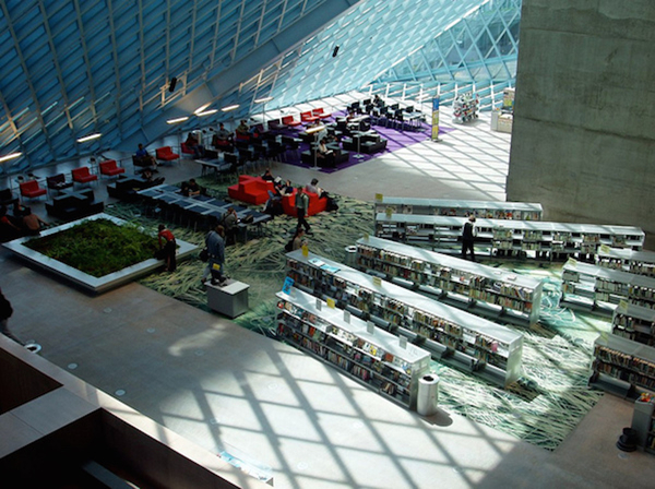 Figura 5. Biblioteca Pública de Seattle (Autor: Ignasi Bonet. Llicència CC BY 2.0)