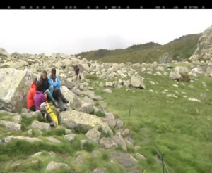 Comparativa de descripció automàtica i descripció manual. Exemple d'imatge que incorpora informació de context obtinguda del programa