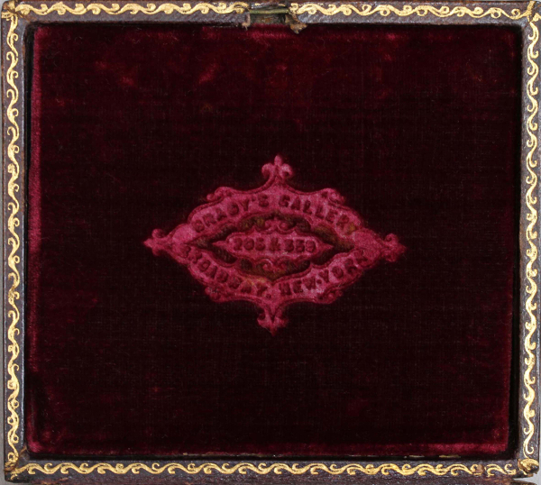 Figuras 9 y 10. Detalle de los estuches de los daguerrotipos: repujado (inv. 329) y logotipo en la almohadilla de terciopelo (inv. 325). Instituto de Valencia de Don Juan