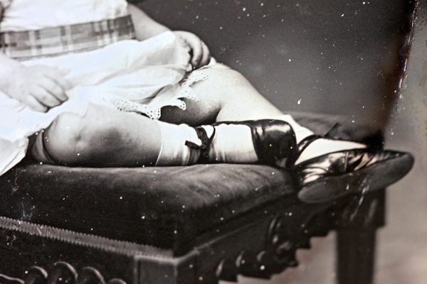 Figura 12. Mathew Brady. Retrato de Guillermo de Osma. Detalle de los zapatos (inv. 326). Instituto de Valencia de Don Juan