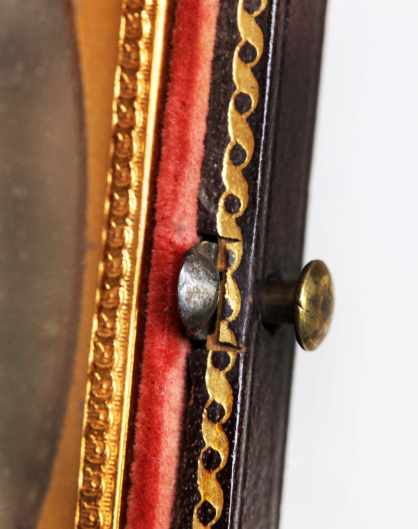 Figuras 7 y 8. Detalles de los broches y de las cenefas de la decoración interior de los daguerrotipos (inv. 326). Instituto de Valencia de Don Juan